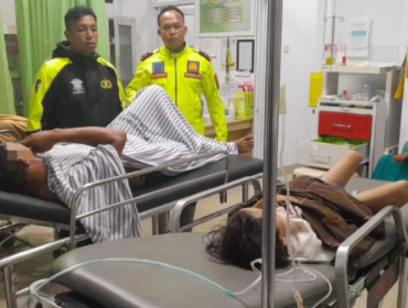 Sebanyak 6 orang tewas, dan 15 lainnya mengalamai luka berat dan ringan dan dirawat di rumah sakit, akibat rombongan 21 orang sekeluarga alami kecelakaan Elf terbalik di majalengka, Jawa Barat, Senin malam 23 Maret 2026. Foto: antara