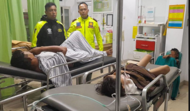 
					Sebanyak 6 orang tewas, dan 15 lainnya mengalamai luka berat dan ringan dan dirawat di rumah sakit, akibat rombongan 21 orang sekeluarga alami kecelakaan Elf terbalik di majalengka, Jawa Barat, Senin malam 23 Maret 2026. Foto: antara