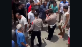 Warga dusun Pager, Desa Arjowinangun, Pacita keluar rumah menyaksikan kasus kecelakaan tunggal seorang pemuda asal Brebes, saat melarikan diri menggunakan motor di jalanan dusun, Rabu 25 Maret 2026. Foto: Instagram@majeliskopi08