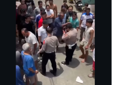 Warga dusun Pager, Desa Arjowinangun, Pacita keluar rumah menyaksikan kasus kecelakaan tunggal seorang pemuda asal Brebes, saat melarikan diri menggunakan motor di jalanan dusun, Rabu 25 Maret 2026. Foto: Instagram@majeliskopi08