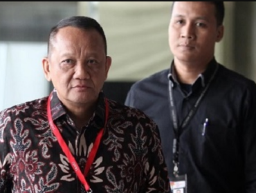 (Kiri) Nurhadi, mantan sekretaris MA, bersama menantunya (kanan) Rezky Herbiyono telah divonis hukuman 11 tahun. Saat ini ganti mertuanya diadili untuk kasus yang sama TPPU/Gratifikasi sebesar Rp 445 miliar di Jakarta, Rabus 25 Maret 2026. Foto: dok/antara