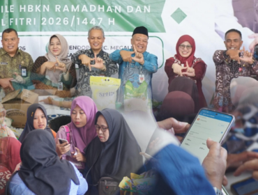 Kemeriahan warga Kecamatan Megaluh, Kabupaten Jombang, berbondong-bondong ke pendopo kecamatan pada Kamis pagi 5 Maret 2026. Mereka berebut kebutuhan pokok murah melalui program Pasar Murah EPIK Mobile (Efektif, Pasokan, Intervensi, Keterjangkauan) yang digelar Pemerintah Kabupaten Jombang bersama Pemprov Jawa Timur. Foto: jombangkab.go.id