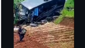 Didiga rem blong, sebuah bus wisata angkut sejumlah anggota TNI alami kecelakaan, di Bandung Barat, Rabu 25 Maret 2026, siang. Sebelum nyungsep ke halaman dekat gedung DPRD bandung Barat. Foto: Instagram@ngobrol_rame