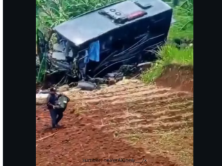 Didiga rem blong, sebuah bus wisata angkut sejumlah anggota TNI alami kecelakaan, di Bandung Barat, Rabu 25 Maret 2026, siang. Sebelum nyungsep ke  halaman dekat gedung DPRD bandung Barat. Foto: Instagram@ngobrol_rame