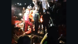 Hancur sebuah pick up akibat dihantam PO Zentrum, di jalur tol Pejagan-Pemalang. Terjadi, Sewlasa, 12.30 WIB. Foto: Instagram@pemalana.update