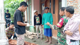 Petugas keamanan dan warga membantu memberi pertolongan dua butuh tani yang terkena sambar petir, di desa Ngeprak, Kesamben, Jombang, Minggu 29 Maret 2026. Satu orang meninggal dunia, satu korban berhasil diselamatkan dan dirawat di RSUD Jombang. Foto: Ist