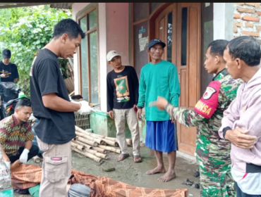 Petugas keamanan dan warga membantu memberi pertolongan dua butuh tani yang terkena sambar petir, di desa Ngeprak, Kesamben, Jombang, Minggu 29 Maret 2026. Satu orang meninggal dunia, satu korban berhasil diselamatkan dan dirawat di RSUD Jombang. Foto: Ist