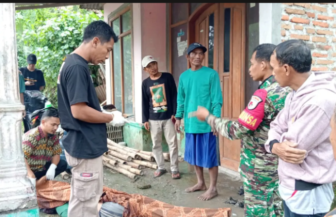 
					Petugas keamanan dan warga membantu memberi pertolongan dua butuh tani yang terkena sambar petir, di desa Ngeprak, Kesamben, Jombang, Minggu 29 Maret 2026. Satu orang meninggal dunia, satu korban berhasil diselamatkan dan dirawat di RSUD Jombang. Foto: Ist