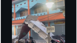 baru saja direvitalisasi, kanopi sepanjang 15 meter di bangunan depan pasar Ploso Jombang, roboh dan jatuh, Rabu dinihari 01.30 WIB, 18 Maret 2026.  Tanpa ada korban. Foto: Instagramkabarjombangdot.com