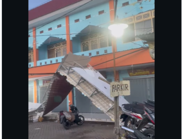 baru saja direvitalisasi, kanopi sepanjang 15 meter di bangunan depan pasar Ploso Jombang, roboh dan jatuh, Rabu dinihari 01.30 WIB, 18 Maret 2026.  Tanpa ada korban. Foto: Instagramkabarjombangdot.com
