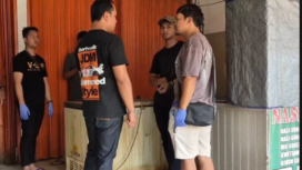 Polisi olah temat kejadian perkara (TK), di Perumahan Mega Regency, Desa Sukaragam, Kecamatan Serang Baru, Kabupaten Bekasi, atas temu apotongan tubuh manusia disimpan di dalam freezer kedsai ayam gewrpek. Foto: kumparan.com