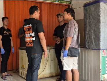 Polisi olah temat kejadian perkara (TK), di Perumahan Mega Regency, Desa Sukaragam, Kecamatan Serang Baru, Kabupaten Bekasi, atas temu apotongan tubuh manusia disimpan di dalam freezer kedsai ayam gewrpek. Foto: kumparan.com 