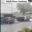 Hujan deras diserta angin kencang menyebakan bangunan fasadr dekoratid IDG RSUD Ploso Jombang berantakan, dan menimpa mobil yang diparkir. Hujan eksterm ini terjadi, Senin sore, 30 Maret 2026. Foto: Insragam@jombanginformasi_