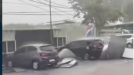 Hujan deras diserta angin kencang menyebakan bangunan fasadr dekoratid IDG RSUD Ploso Jombang berantakan, dan menimpa mobil yang diparkir. Hujan eksterm ini terjadi, Senin sore, 30 Maret 2026. Foto: Insragam@jombanginformasi_