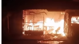 Seorang suami bernama  AK, 63 tahun, nekat membakar rumahnya, dan dua motornya akibat tersinggung oleh sikap istrinya yang menegur perilaku suaminya yang suka mabuk. Persitiwa terjadi di Garum, Blitar, Kami malam 21.00 WIB, 19 maret 2026. Foto: Instagram@radiopatria