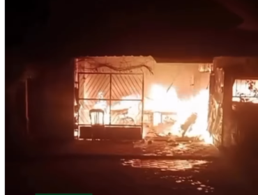 Seorang suami bernama  AK, 63 tahun, nekat membakar rumahnya, dan dua motornya akibat tersinggung oleh sikap istrinya yang menegur perilaku suaminya yang suka mabuk. Persitiwa terjadi di Garum, Blitar, Kami malam 21.00 WIB, 19 maret 2026. Foto: Instagram@radiopatria