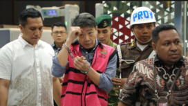 Kejaksaan Agun gmehanan Samin Tan dan langsung memberi hadiah jaket orangy, selesai menjalani pemeriksaan hingga Sabtu dinihari, 28 Maret 2026. Foto: cnn