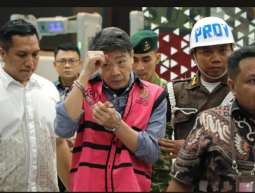 Kejaksaan Agun gmehanan Samin Tan dan langsung memberi hadiah jaket orangy, selesai menjalani pemeriksaan hingga Sabtu dinihari, 28 Maret  2026. Foto: cnn