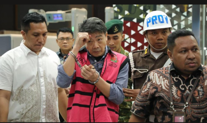 
					Kejaksaan Agun gmehanan Samin Tan dan langsung memberi hadiah jaket orangy, selesai menjalani pemeriksaan hingga Sabtu dinihari, 28 Maret  2026. Foto: cnn