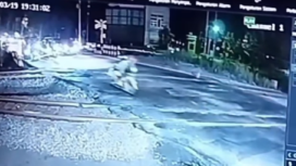 Detikp-detik pasangan suami istri dari Siwalankerto, Surabaya, naik motor ke arah Ngawi. namun mereka terserempat di perlintasan sebidang, Baron, Nganjuk, Kamis malam 19 Maret 2026. Istri meningal di lokasi kejadian, sedangkan suami menjalaniu perawatan di Nganjuk. Foto: Instagram@sekitar_surabaya