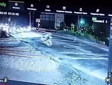 Detikp-detik pasangan suami istri dari Siwalankerto, Surabaya, naik motor ke arah Ngawi. namun mereka terserempat di perlintasan sebidang, Baron, Nganjuk, Kamis malam 19 Maret 2026. Istri meningal di lokasi kejadian, sedangkan suami menjalaniu perawatan di Nganjuk. Foto: Instagram@sekitar_surabaya