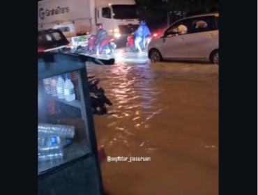 Terjadi banjir di kawasan Benji, Pasuruan, menyebabkan jalur Pantura Surabaya-Probolinggo tutup, sejak Selasa sore, 24 Maret 2025. Lalu lintas dialihkan lewat tol Pandaan, dan sekitarnya. Foto: seputar_pasuruan