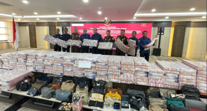 
					Kejaksaan Tinggi Kalti menggelar konferensi pers, terkait dengan praktek ilegak tambang batubara di Kutai Kartanegera melibatkan PT PT Jembayan Muarabara (sering disebut PT Jembayan Muarabara Group atau PT JMB Group). Dilaksanakan Kamis 26 Maret 2026. Foto: ist