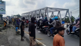 Beginilah suasana warga Indramyu-Subang yang berprofesi sebagai penyapu koin di tepi jalana, berharap lemparan uang receh di pinggir jalan. Foto:  ist