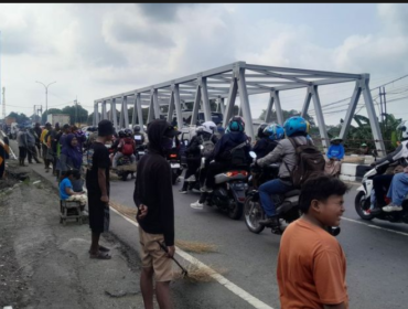 Beginilah suasana warga Indramyu-Subang yang berprofesi sebagai penyapu koin di tepi jalana, berharap lemparan uang receh di pinggir jalan. Foto:  ist
