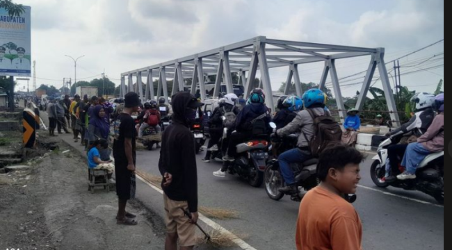 Beginilah suasana warga Indramyu-Subang yang berprofesi sebagai penyapu koin di tepi jalana, berharap lemparan uang receh di pinggir jalan. Foto:  ist