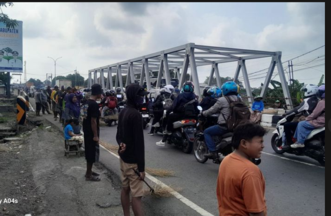 
					Beginilah suasana warga Indramyu-Subang yang berprofesi sebagai penyapu koin di tepi jalana, berharap lemparan uang receh di pinggir jalan. Foto:  ist