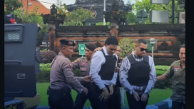 Tim pengaman kejari Badung, Bali, mengiiring dua terdkawa kasu pembunuhan dua warga Australia. Foto: Instagram@tirto