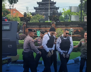 Tim pengaman kejari Badung, Bali, mengiiring dua terdkawa kasu pembunuhan dua warga Australia. Foto: Instagram@tirto