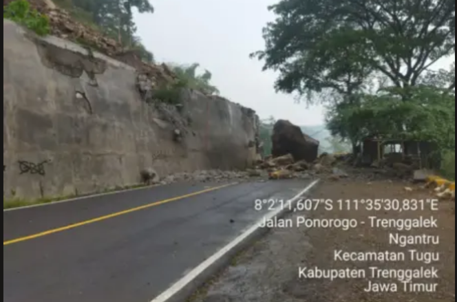 
					Terjadi longsor di KM 16-17 Nglinggis, Trenggale, menyebabkan jalur ke Ponororogo putus total, terjadi Selasa sore, 3 Maret 2026. Foto: ist