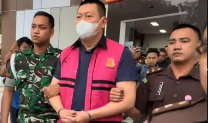 
					Bengawan Kamto bisa melenggan keluar tahanan, setelah majelis hakim PN Jambi, mengabulkan permohonan status tahanana rumah dalam kasus korupsi kredit fiktif  BNI. Foto: tribunjambi.com