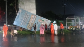 Baliho tumbang akibat hujan deras disertai angin kencang bertiup melanda sejumlah wilayah di pemkab Jombang, Tercatat enam korban luka ringan, tiga baliho dan sejumlah pohon tumbang. Foto: Dok/BPBD Jombang
