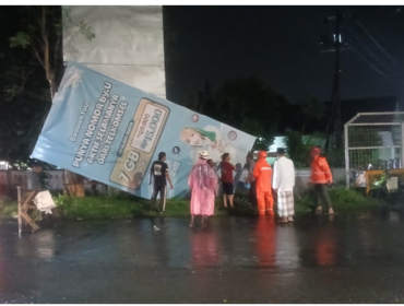 Baliho tumbang akibat hujan deras disertai angin kencang bertiup melanda sejumlah wilayah di pemkab Jombang, Tercatat enam korban luka ringan, tiga baliho dan sejumlah pohon tumbang. Foto: Dok/BPBD Jombang