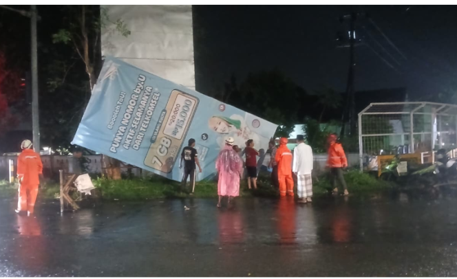 
					Baliho tumbang akibat hujan deras disertai angin kencang bertiup melanda sejumlah wilayah di pemkab Jombang, Tercatat enam korban luka ringan, tiga baliho dan sejumlah pohon tumbang. Foto: Dok/BPBD Jombang