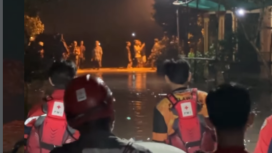 BPBD Kabupaten Mojokerto bekerja keras untuki memberikan pertolongan dan evkuasi kepada warga yang membutuhkan saat sungai Sadar, meluap akibat hujan deras saat malam takbir hingga Lebaran hari pertama, Kamis-Jumat (19-20 Maret) 2026. Foto: Instagram@updatemojokerto