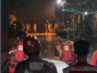 BPBD Kabupaten Mojokerto bekerja keras untuki memberikan pertolongan dan evkuasi kepada warga yang membutuhkan saat sungai Sadar, meluap akibat hujan deras saat malam takbir hingga Lebaran hari pertama, Kamis-Jumat (19-20 Maret) 2026. Foto: Instagram@updatemojokerto