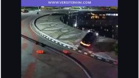 Alami kencelakaan tunggal, sebuah mobil BYD diduga hilang kendali, hingga akhirnya nyemplung ke kolan Bundara HI, Jakarta Pusat, Rabu dini hari 2025. Maret 2026. Foto: Instagram@versiterkini