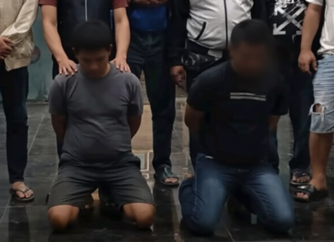 
					kedua pelaku saat diamankan petugas