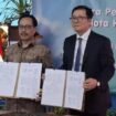 DETEKSI KANKER - Direktur Utama RSCM Supriyanto Dharmoredj menandatangani Nota Kesepahaman (MoU) dengan Komisaris Utama SCL Group Lee Kyoung Ryul pada Senin (27/4). Penandatanganan kerja sama ini menjadi langkah strategis dalam memperkuat pengembangan layanan diagnostik modern berbasis teknologi serta memperluas jejaring kolaborasi kesehatan antara Indonesia dan


Artikel ini telah tayang di Tribunnews.com dengan judul Metode Deteksi Dini Kanker Terbaru Ada di Indonesia, Pemeriksaan Melalui Sampel Darah, https://www.tribunnews.com/kesehatan/7823001/metode-deteksi-dini-kanker-terbaru-ada-di-indonesia-pemeriksaan-melalui-sampel-darah?page=all&s=paging_new&utm_source=copilot.com.
Penulis: Rina Ayu Panca Rini
Editor: Anita K Wardhani