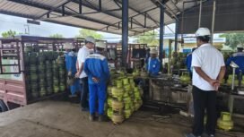 beberapa petugas saat lakukan pengecekan di salah satu SPBE