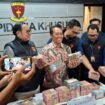 Wagiyo Santoso Aspidsus Kejati Jatim menunjukkan uang yang diamankan dari kantor dan rumah ketiga tersangka yang terlibat dalam kasus dugaan pungutan liar di lingkungan Dinas ESDM Jatim. Foto: Akira suarasurabaya.net 