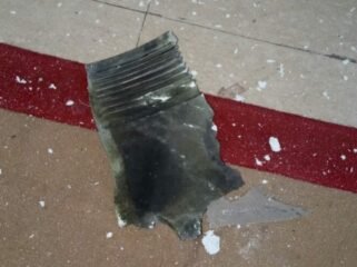 Potongan logam yang jatuh ke rumah warga di kawasan Janti, Waru, Sidoarjo pada Senin (6/4/2026) siang. Foto: Astrid via WA SS 