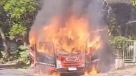 Minibus terbakar