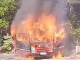 Minibus terbakar