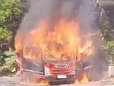 Minibus terbakar