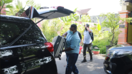 Tim KPK membawa barfang bukti dari rumah direktur PDAM Kota Madiun, Suyoto, yang dilaksanakan Rabu, 8 April 20206. Foto: Ist